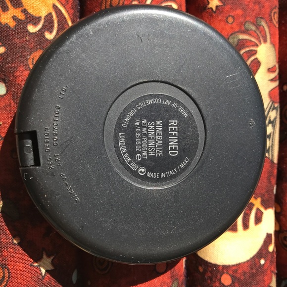 Limited Edition MAC Mineralized Skinfinish Highlighter in REFINED - Picture 3 of 3